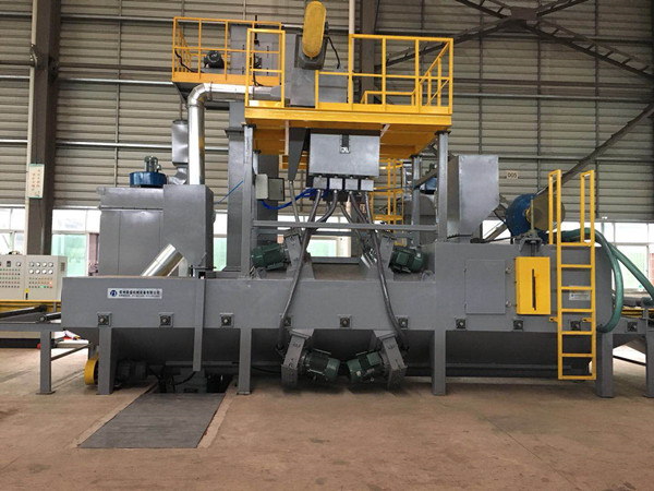 Roller conveyor blast machine